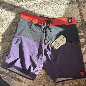 Men’s mid length BILLABONG Fifty50 Airlite board shorts NWT. Size 28
